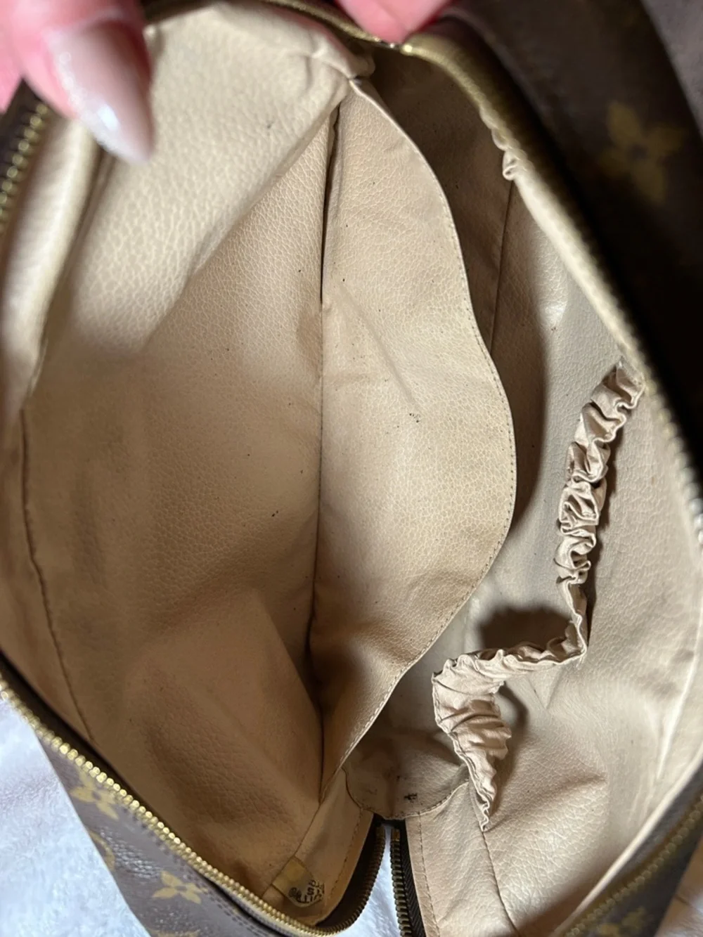 400. Louis Vuitton Trousse de Toilette 28